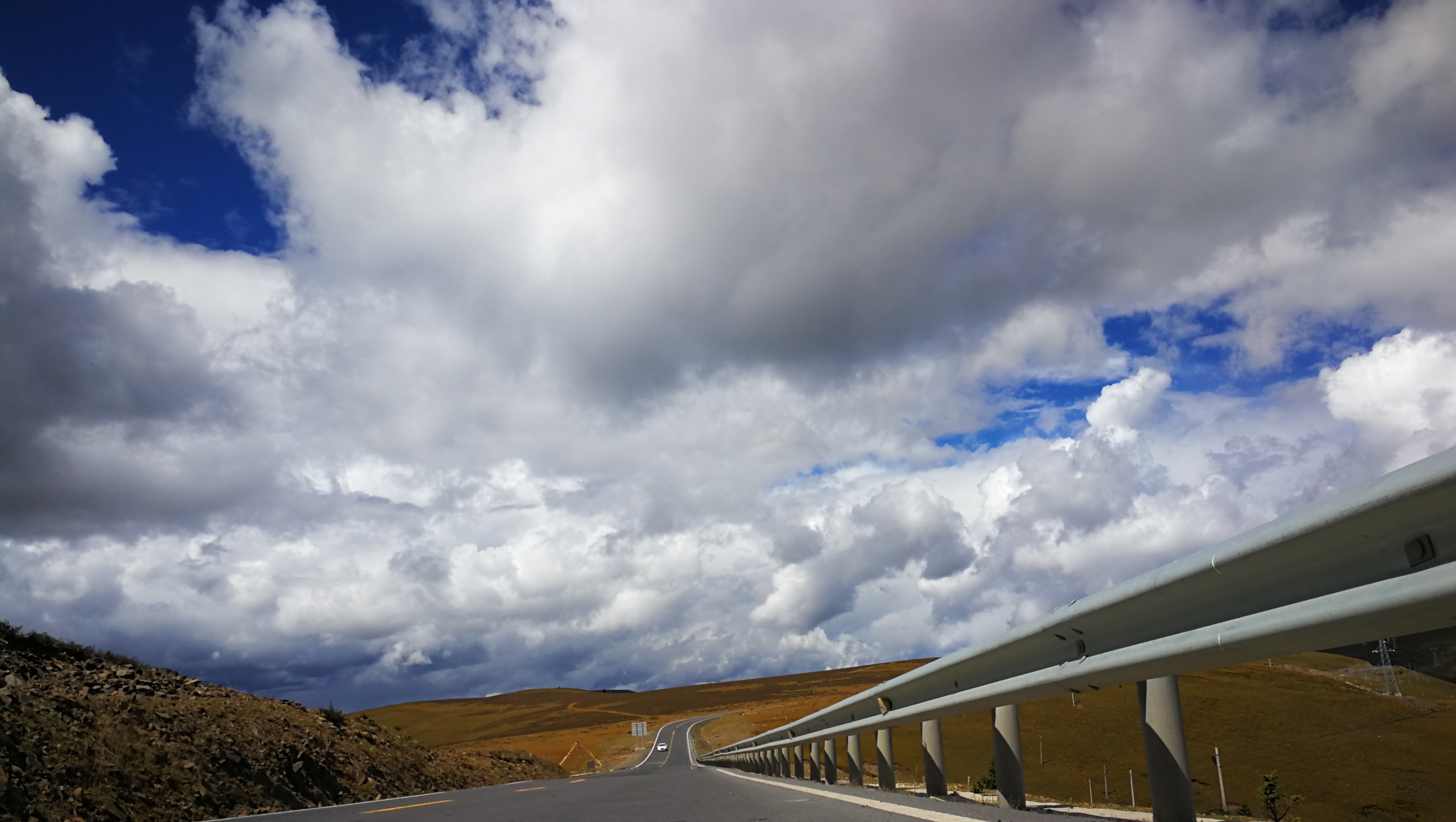 天路十八弯最美之字山路转晕骑友冰雹逆风中翻越2座4千米大山