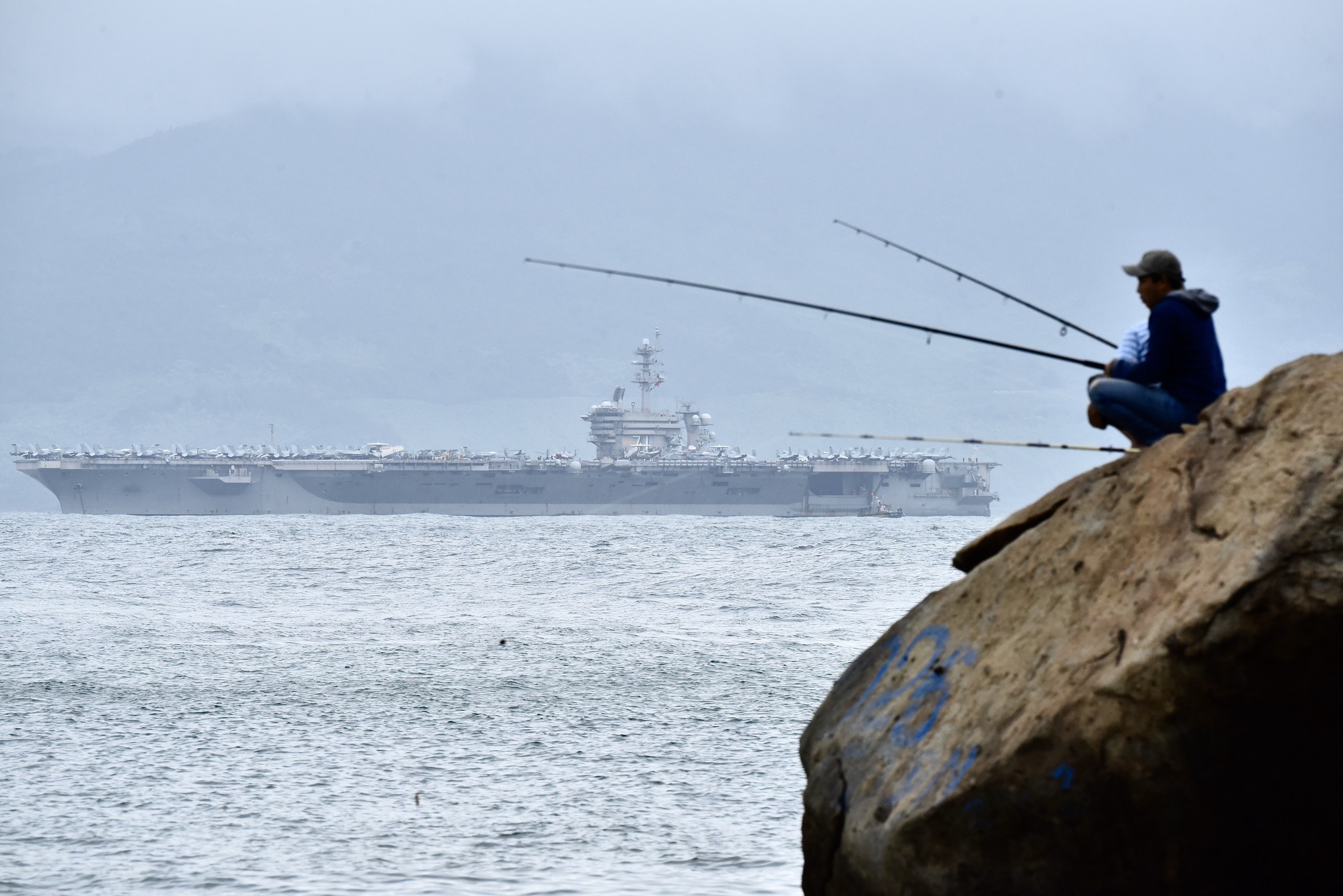 #岘港#美军10万吨巨舰抵达越南岘港 垂钓者无视之仍淡定钓鱼