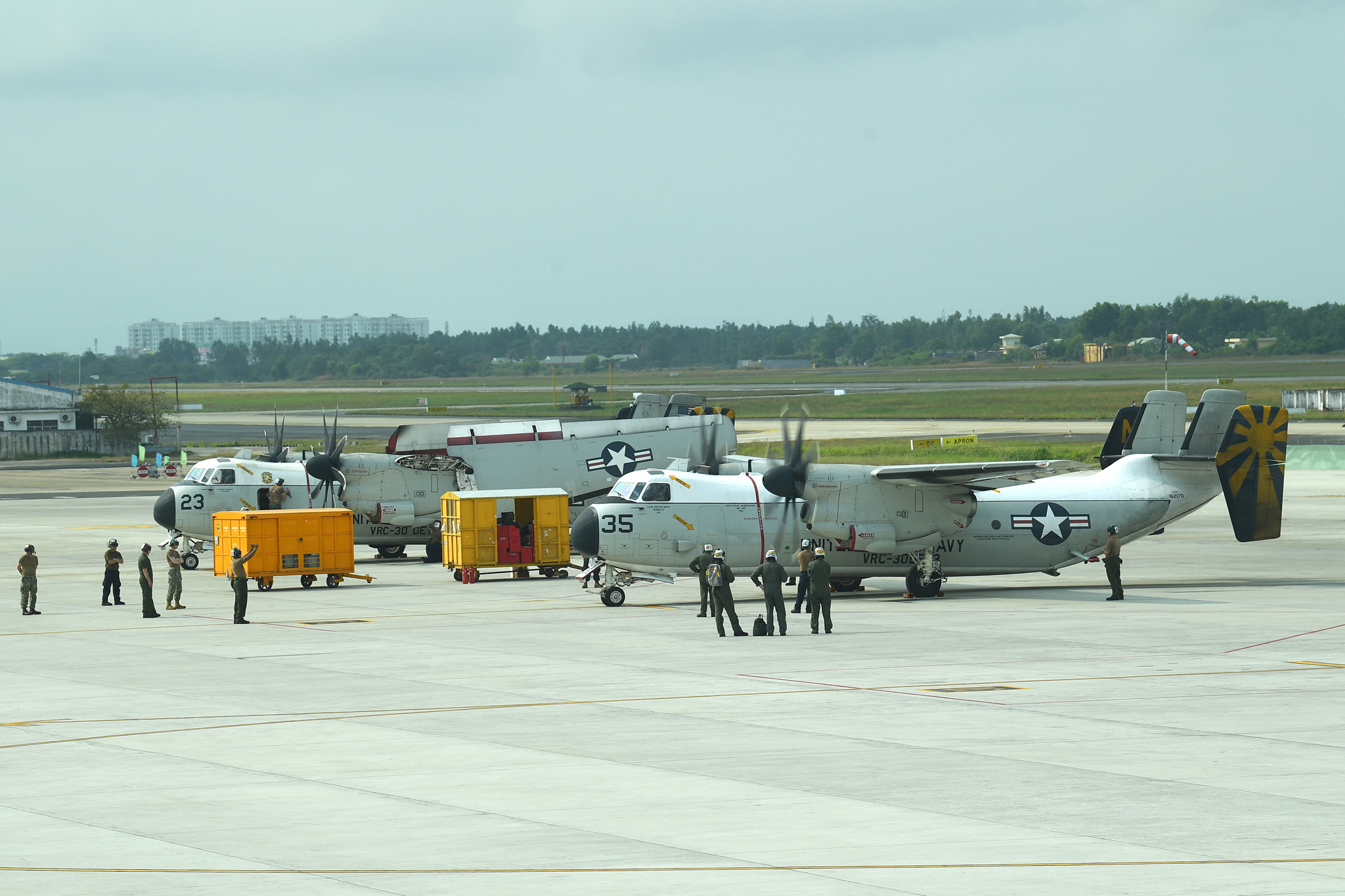 #岘港#美军10万吨巨舰抵达越南岘港 垂钓者无视之仍淡定钓鱼