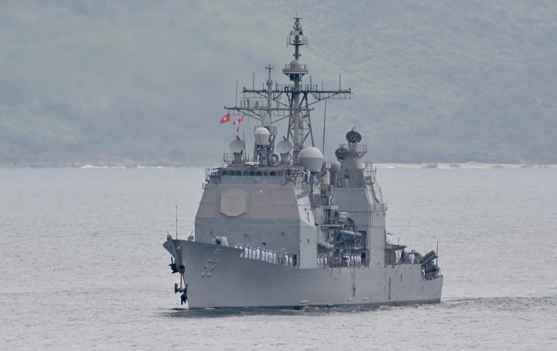 #岘港#美军10万吨巨舰抵达越南岘港 垂钓者无视之仍淡定钓鱼