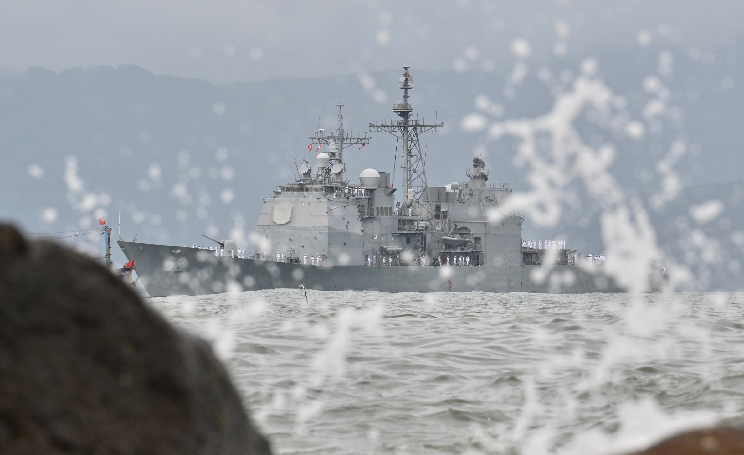 #岘港#美军10万吨巨舰抵达越南岘港 垂钓者无视之仍淡定钓鱼