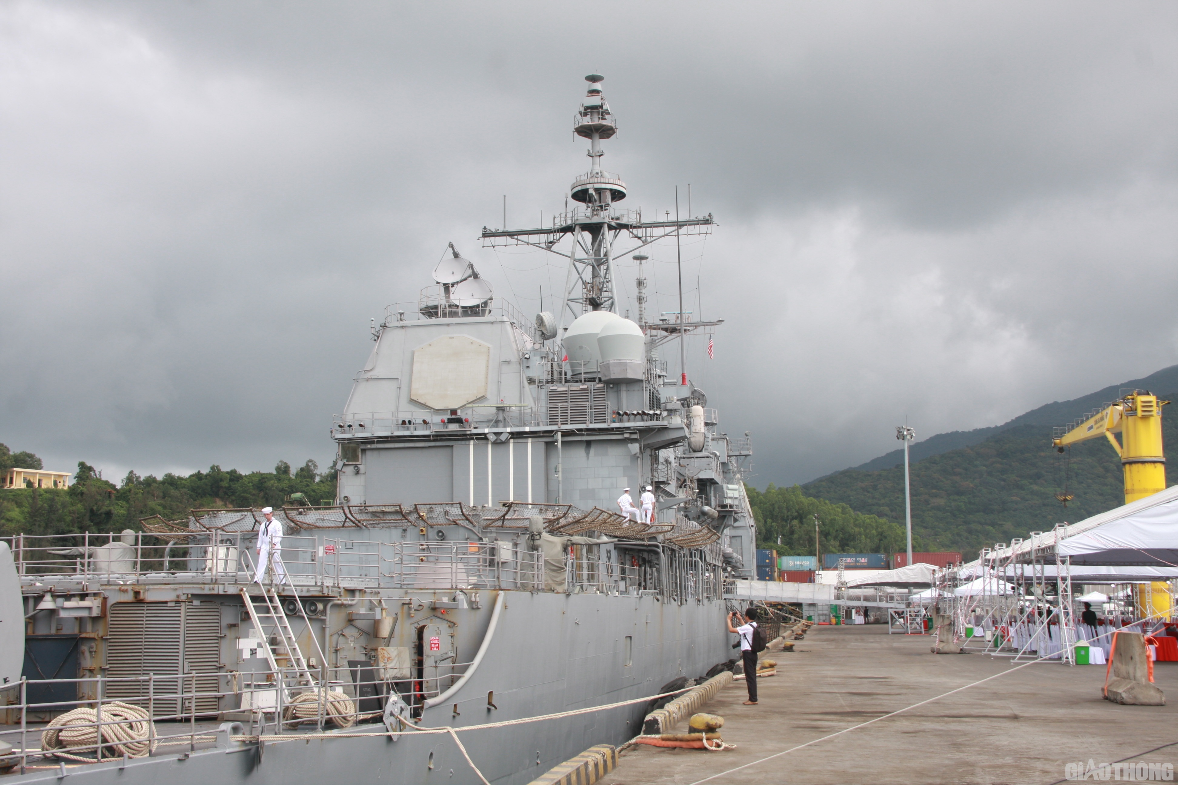 #岘港#美军10万吨巨舰抵达越南岘港 垂钓者无视之仍淡定钓鱼