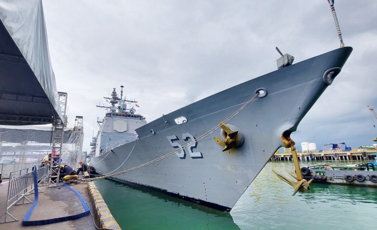 #岘港#美军10万吨巨舰抵达越南岘港 垂钓者无视之仍淡定钓鱼