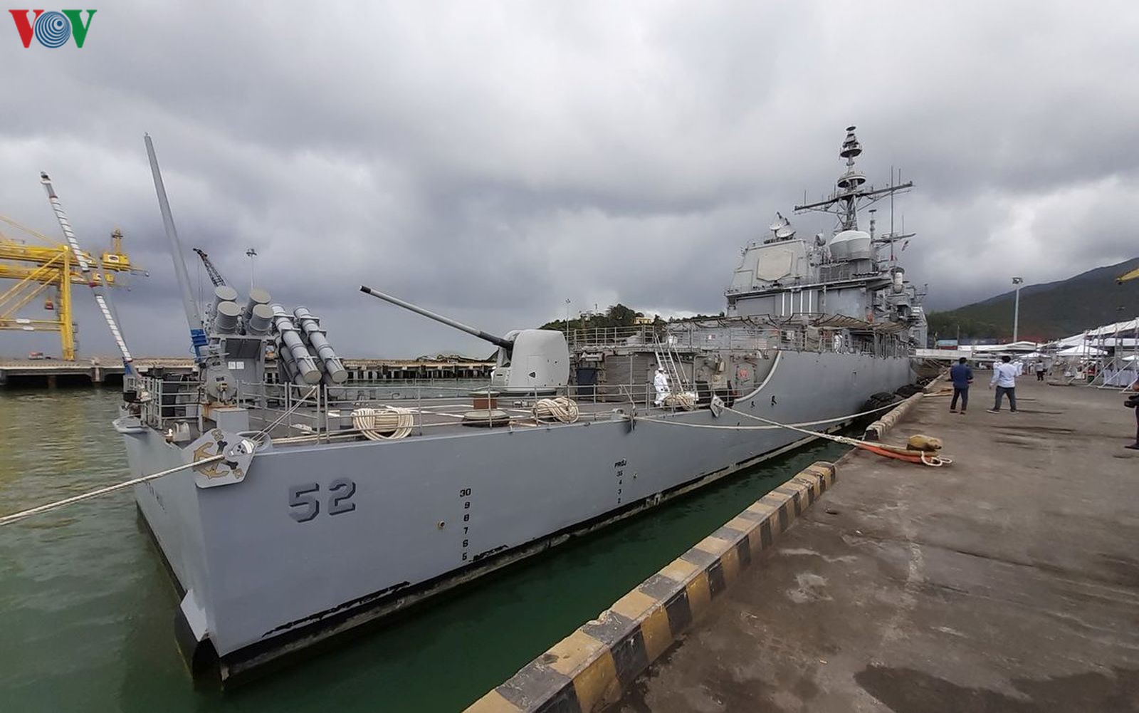 #岘港#美军10万吨巨舰抵达越南岘港 垂钓者无视之仍淡定钓鱼