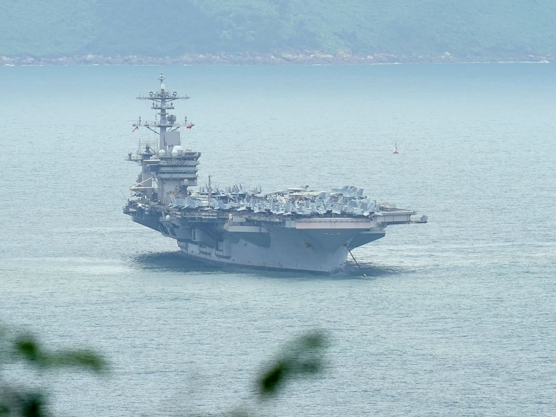 #岘港#美军10万吨巨舰抵达越南岘港 垂钓者无视之仍淡定钓鱼