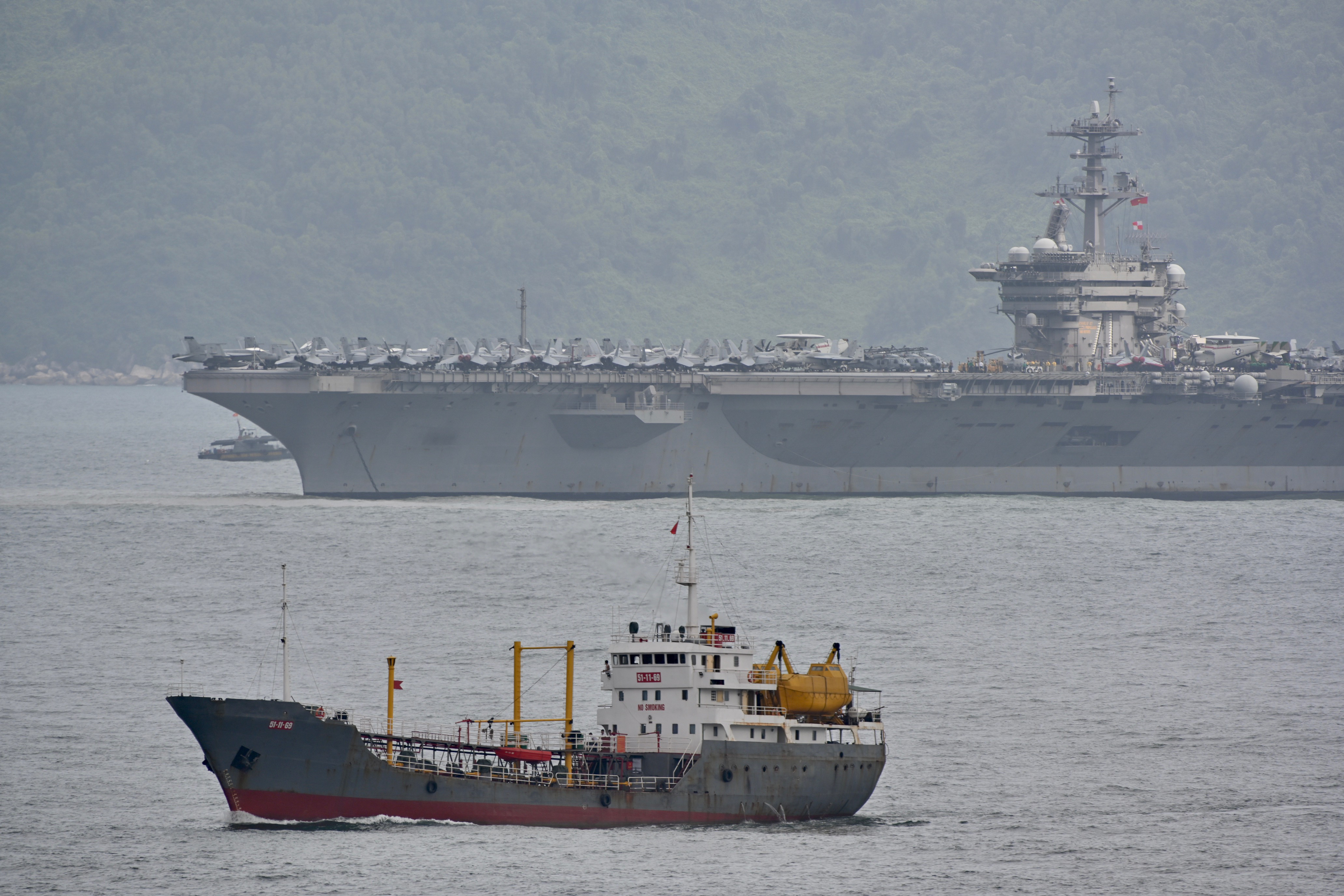 #岘港#美军10万吨巨舰抵达越南岘港 垂钓者无视之仍淡定钓鱼