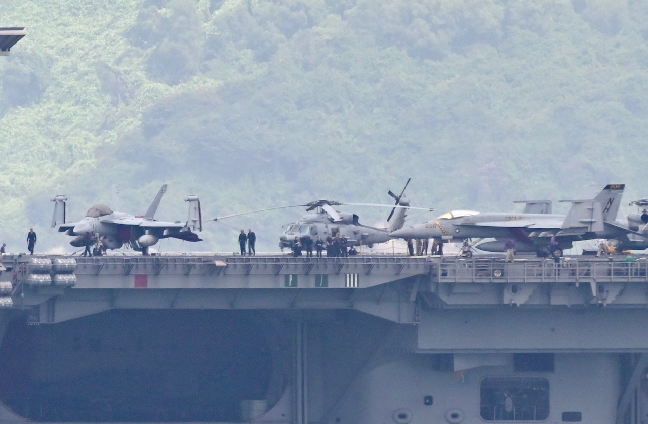 #岘港#美军10万吨巨舰抵达越南岘港 垂钓者无视之仍淡定钓鱼