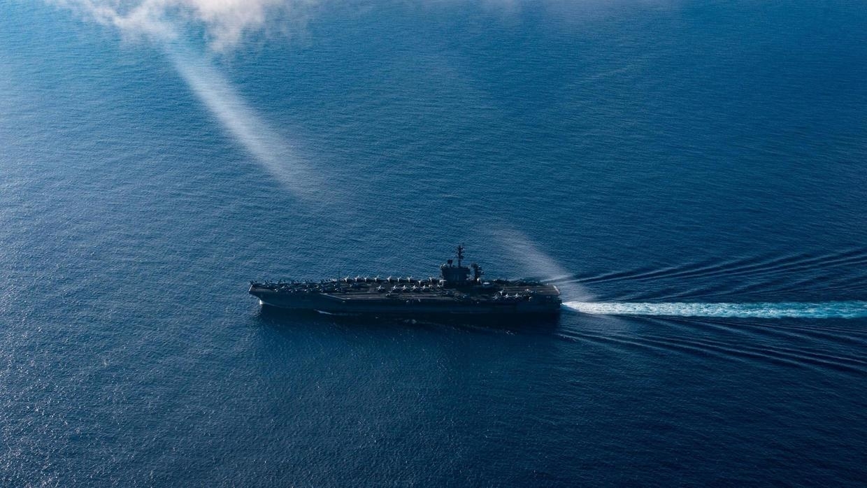 #岘港#美军10万吨巨舰抵达越南岘港 垂钓者无视之仍淡定钓鱼