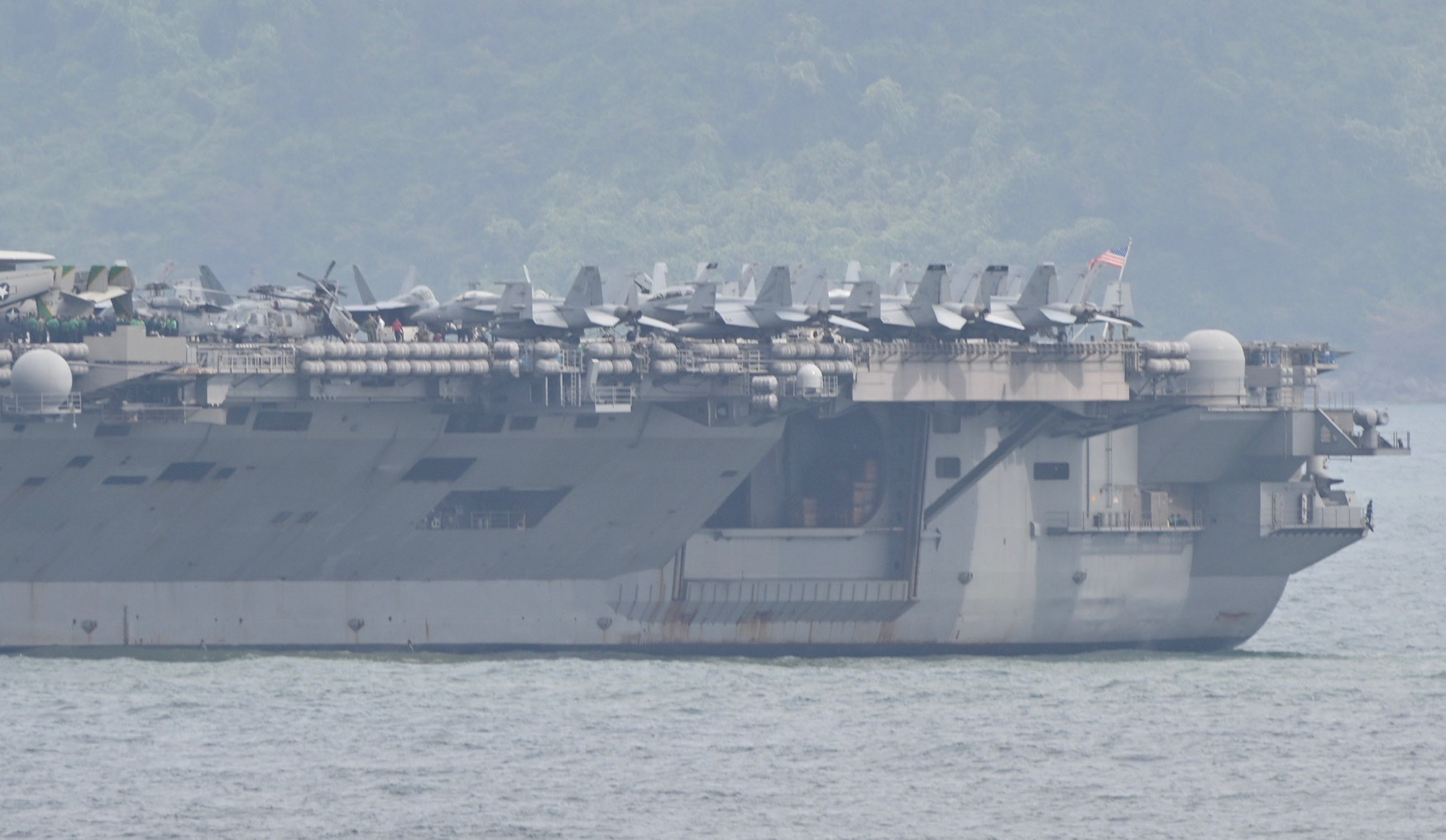 #岘港#美军10万吨巨舰抵达越南岘港 垂钓者无视之仍淡定钓鱼