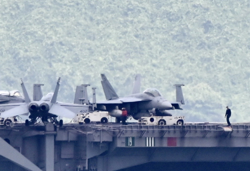 #岘港#美军10万吨巨舰抵达越南岘港 垂钓者无视之仍淡定钓鱼