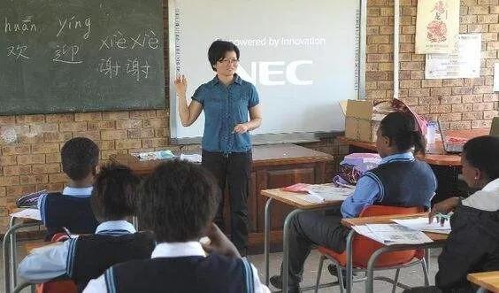 「中国绿卡」满5年就能拿中国绿卡？《外国人永久居留管理条例》为何招反对？