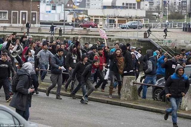 「中国绿卡」满5年就能拿中国绿卡？《外国人永久居留管理条例》为何招反对？