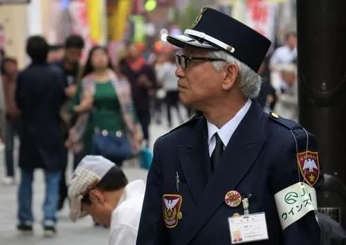 「中国绿卡」满5年就能拿中国绿卡？《外国人永久居留管理条例》为何招反对？