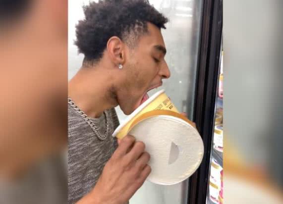 #安德森#美国男子在超市舔完冰淇淋又放回 被判30天监禁