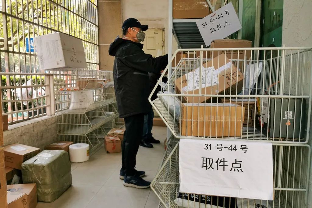 『快递员』拒绝“摆地摊”，多省快递员测温正常可进小区