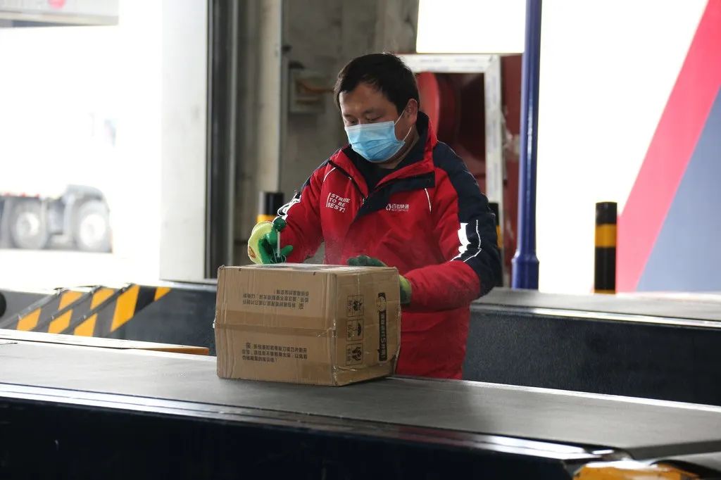 『快递员』拒绝“摆地摊”，多省快递员测温正常可进小区