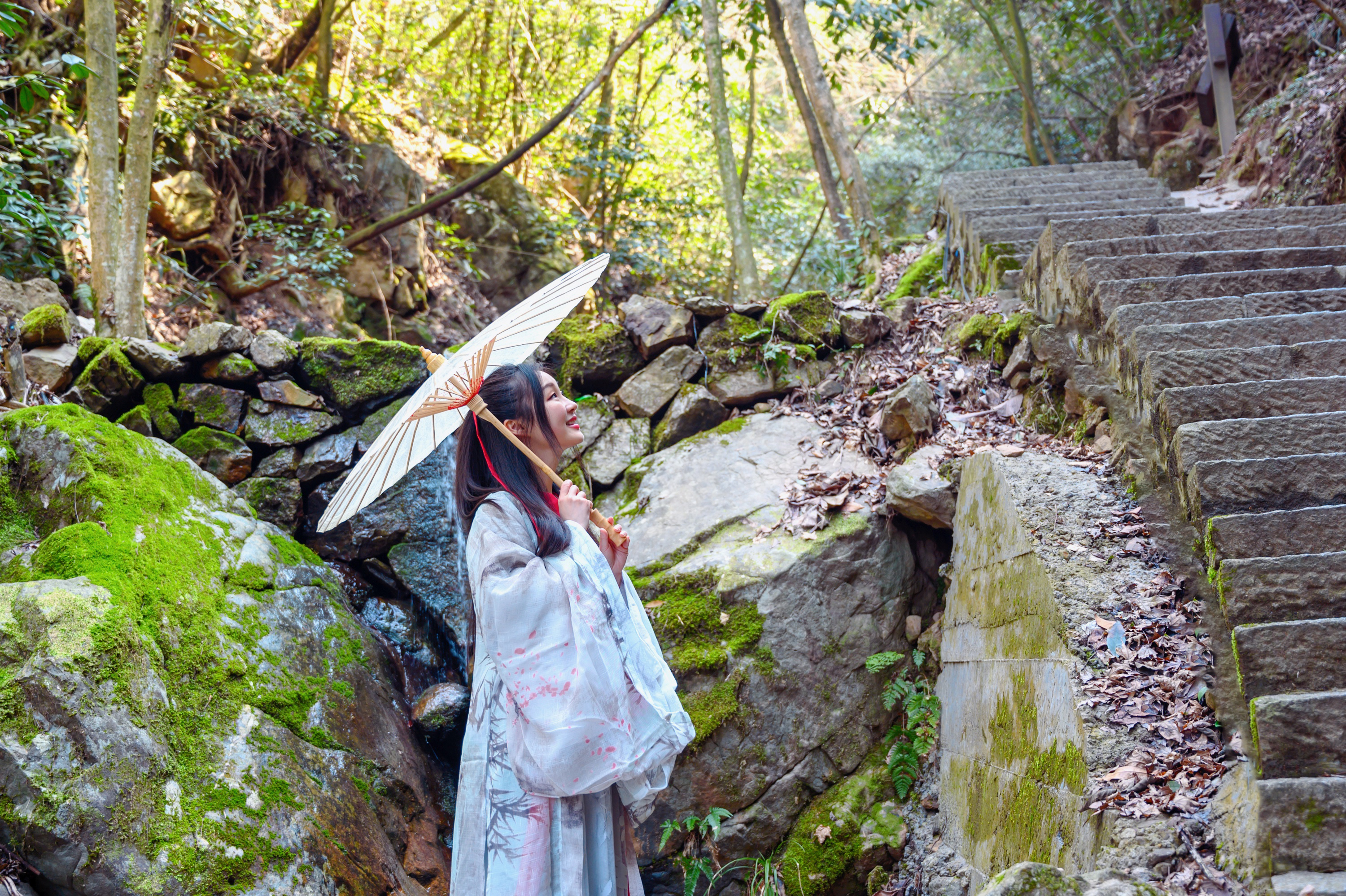 天子地藏在杭州桐廬的絕美賞櫻地山谷間的野櫻花已然盛放