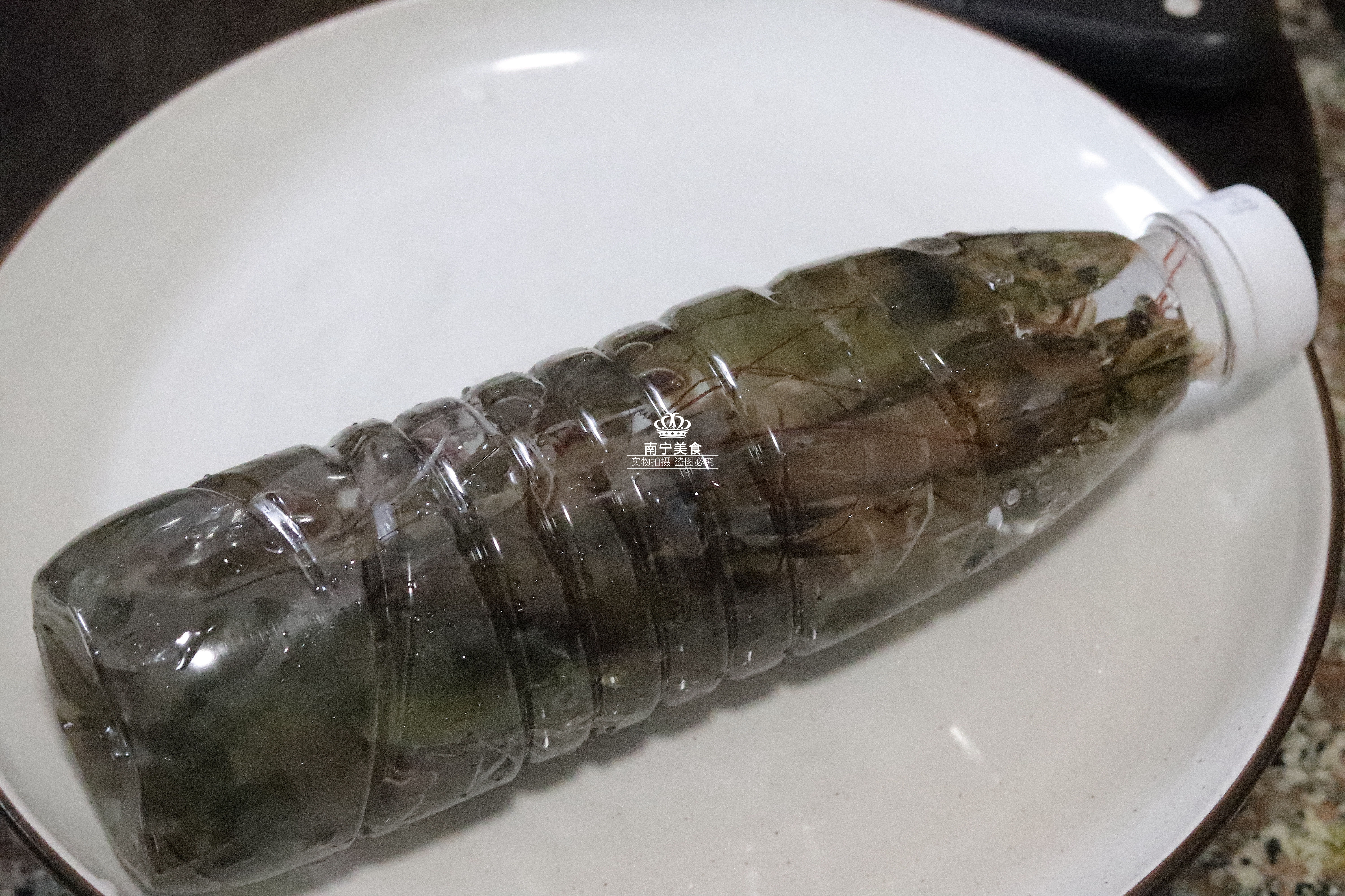 贴完标签就可以放冰箱或冰柜里保存起来,想吃的时候把瓶子剪开,把冻虾