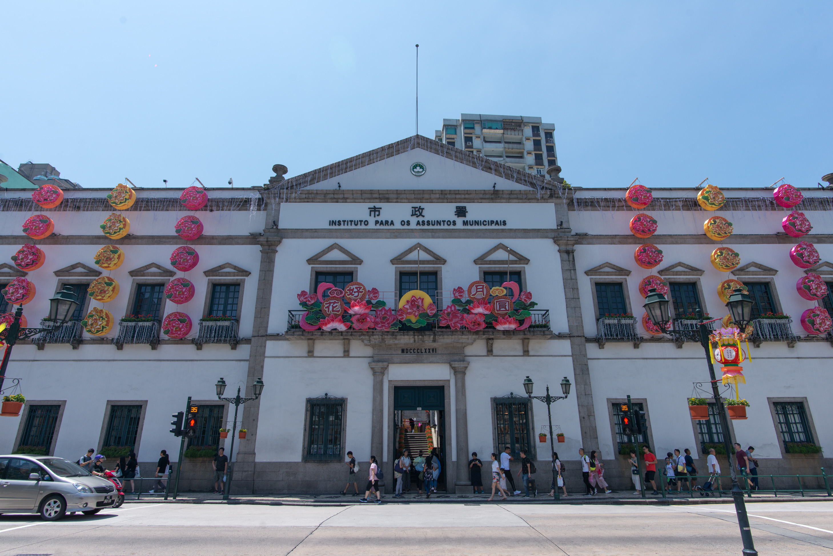 而澳门市政厅大楼作为其中一员,十分独特,因为它是为数不多可以免费