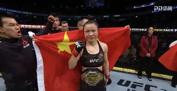张伟丽■中国力量！张伟丽卫冕UFC女子草量级金腰带