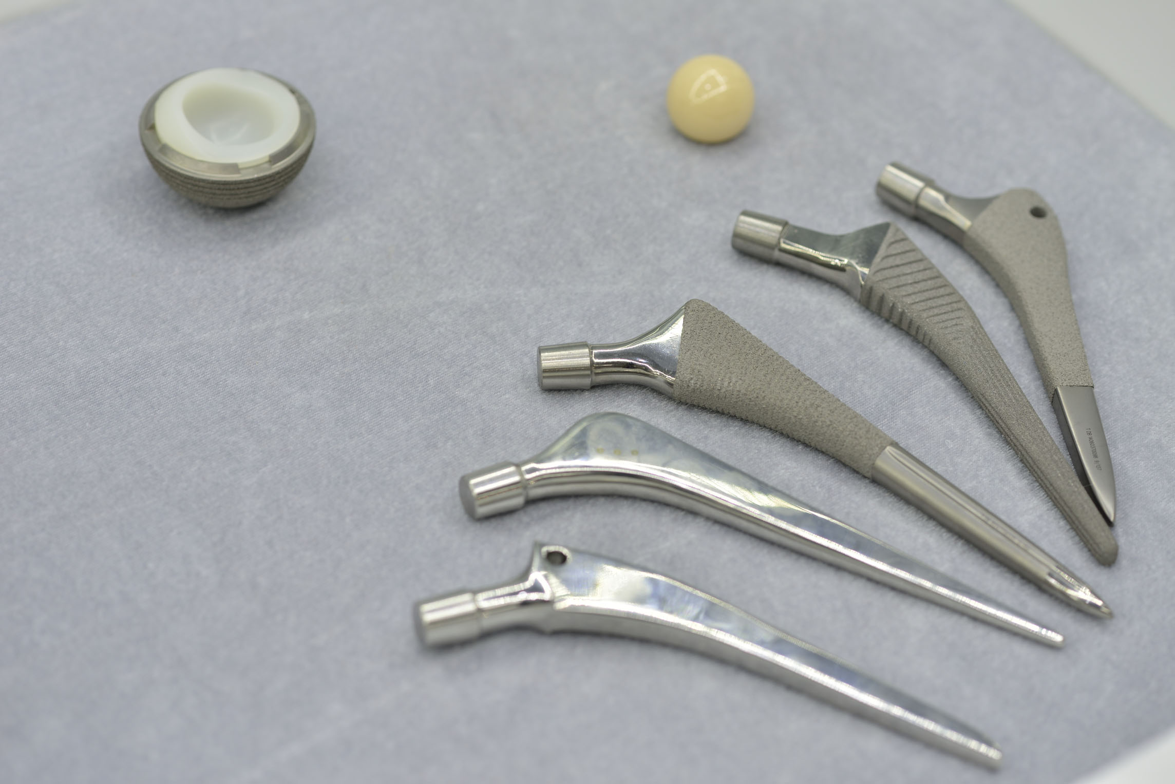 股骨头骨折,动过手术后多长时间可以下地行走?