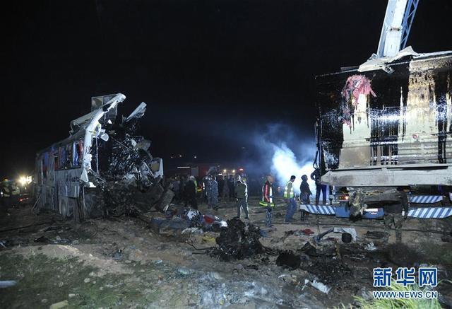 『中东局势』叙利亚首都附近高速公路发生严重车祸 已致32死77伤车祸现场图曝光