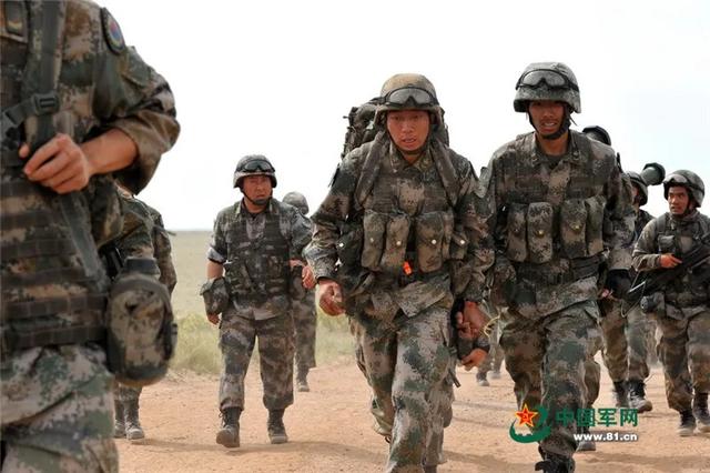 04b防弹背心的性能虽然已经优于美军pasgt防弹背心,但此时pasgt背心在