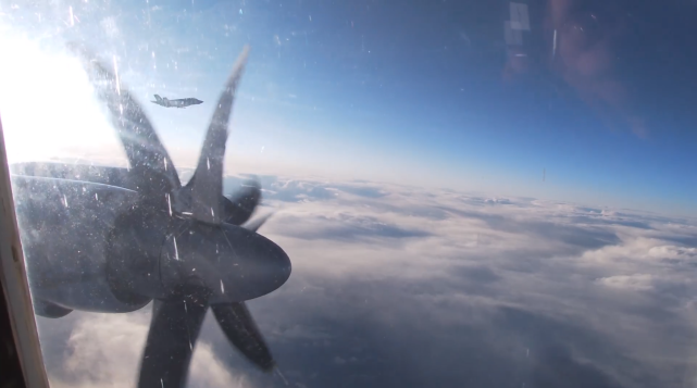 「空军」遭F-35、台风、F-16轮流监视，这次俄军机远程飞行待遇高！