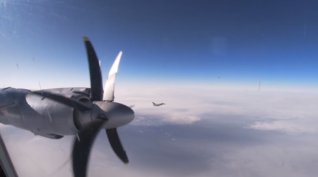 「空军」遭F-35、台风、F-16轮流监视，这次俄军机远程飞行待遇高！