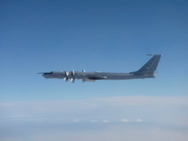 「空军」遭F-35、台风、F-16轮流监视，这次俄军机远程飞行待遇高！