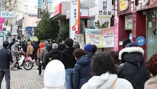 口罩▲韩国开始实施口罩限购，按出生年份分批每人每周可买两个