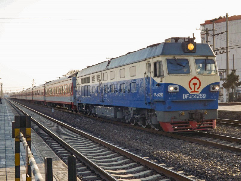 看看25g型客车体的变迁回望8年前通过丰沙铁路落坡岭的红皮车