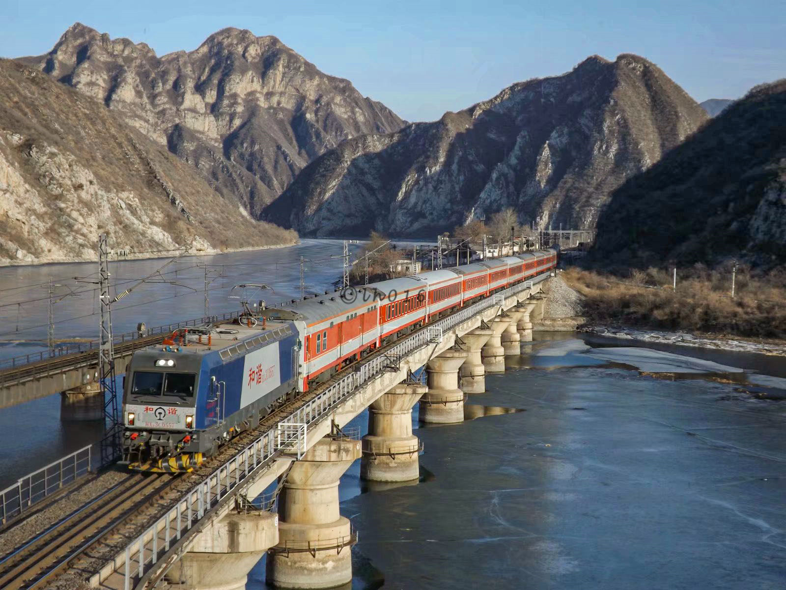 看看25g型客车体的变迁回望8年前通过丰沙铁路落坡岭的红皮车