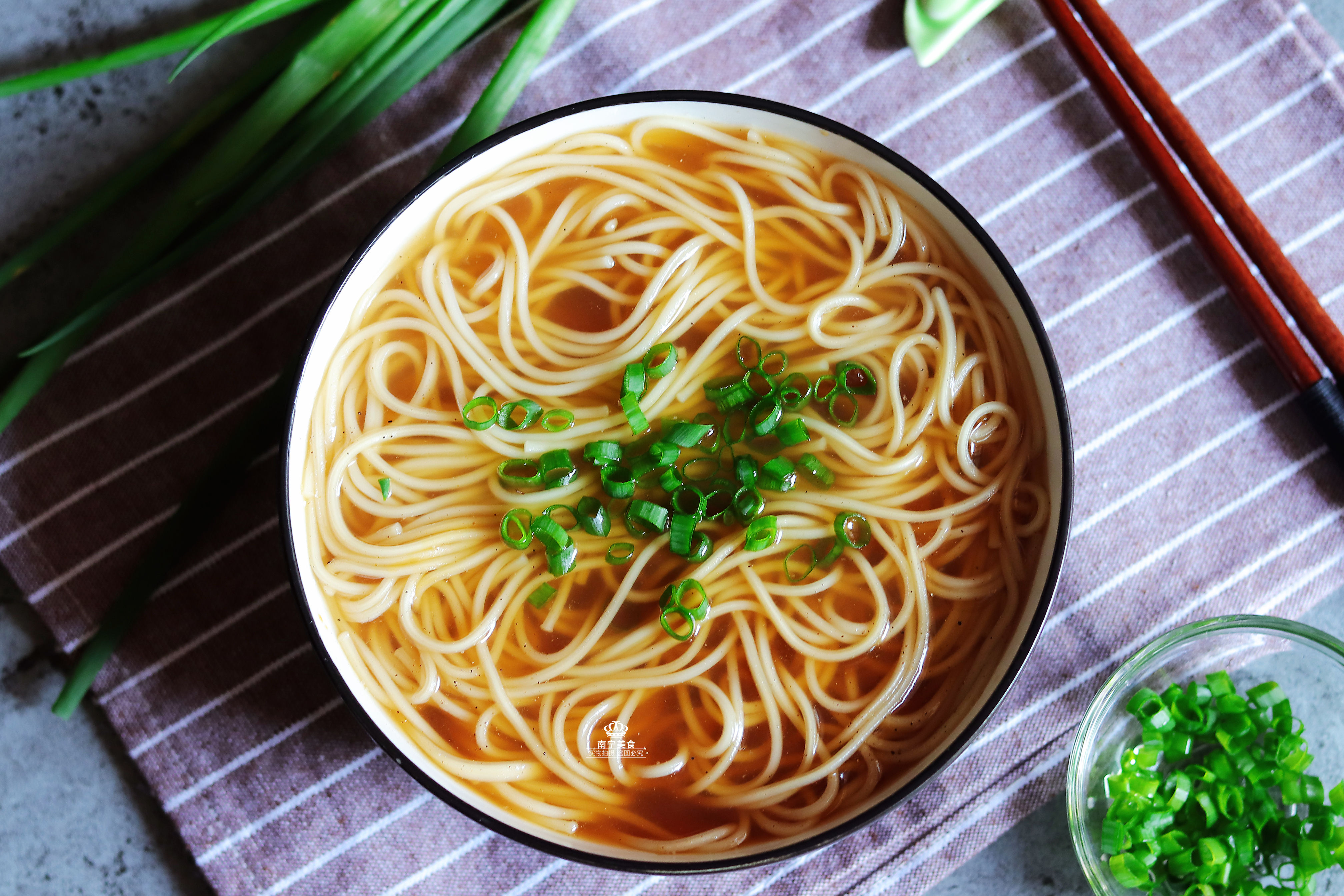 面条的经典做法烫一烫3分钟就能出锅汤清味鲜百吃不腻