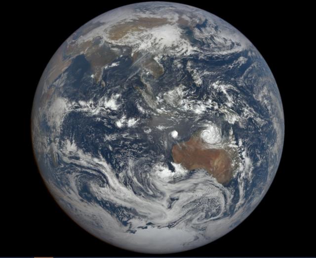 「地球质量」为了看看地球是否是平的，他用生命将自己发射