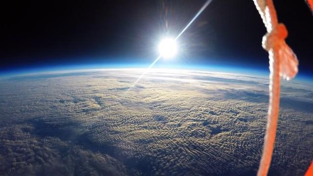 「地球质量」为了看看地球是否是平的，他用生命将自己发射