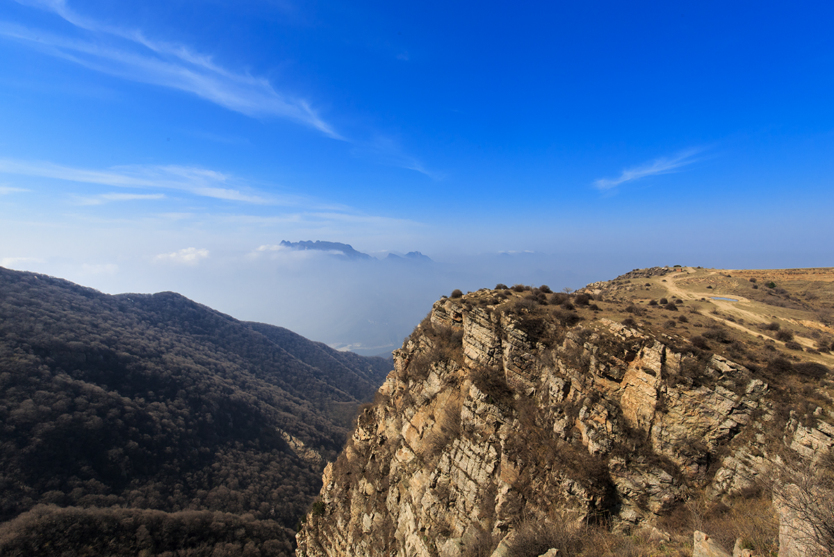 地址:郑州市登封市中岳大街146号嵩山,古称"外方",夏商时称"崇高","