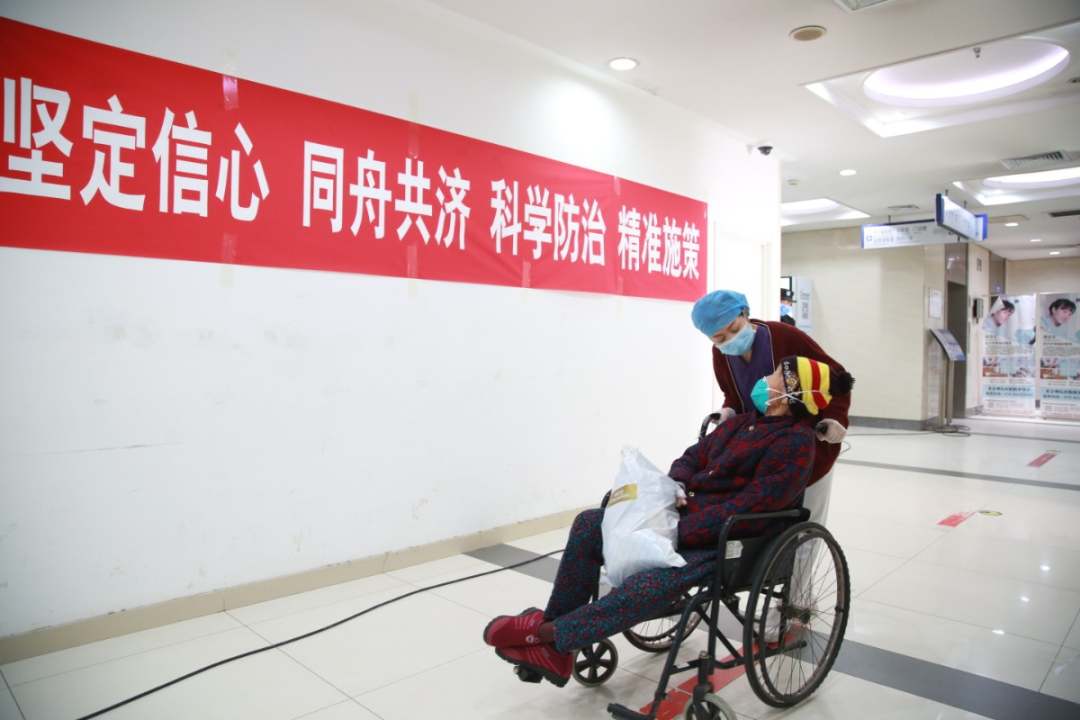 肺炎■北京92岁新冠肺炎患者出院，一家6口曾先后入院