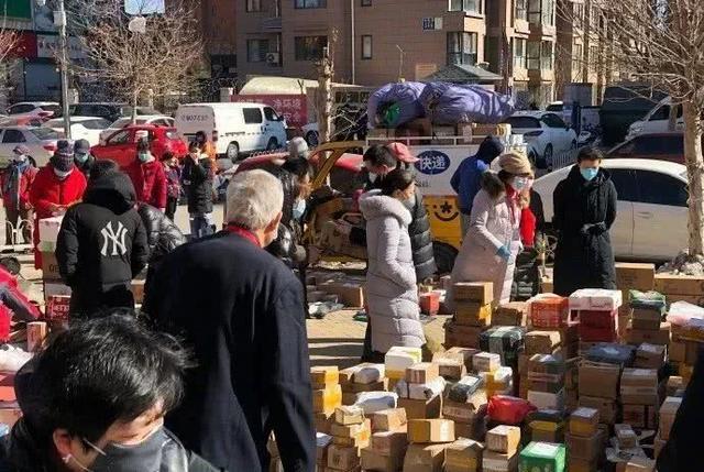 「快递员」快递摆地摊，不如让快递员进小区