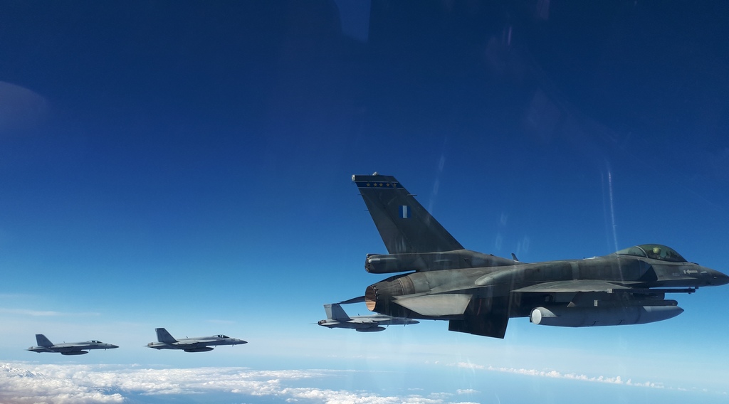 「空军」趁美法航母齐聚本国附近之际 希腊空军接连与两军舰载机开展联训