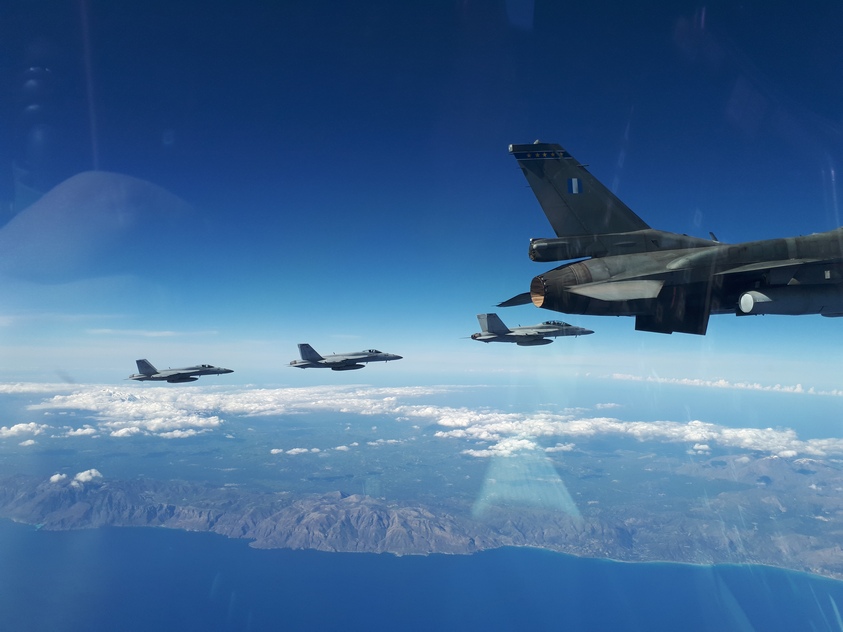 「空军」趁美法航母齐聚本国附近之际 希腊空军接连与两军舰载机开展联训