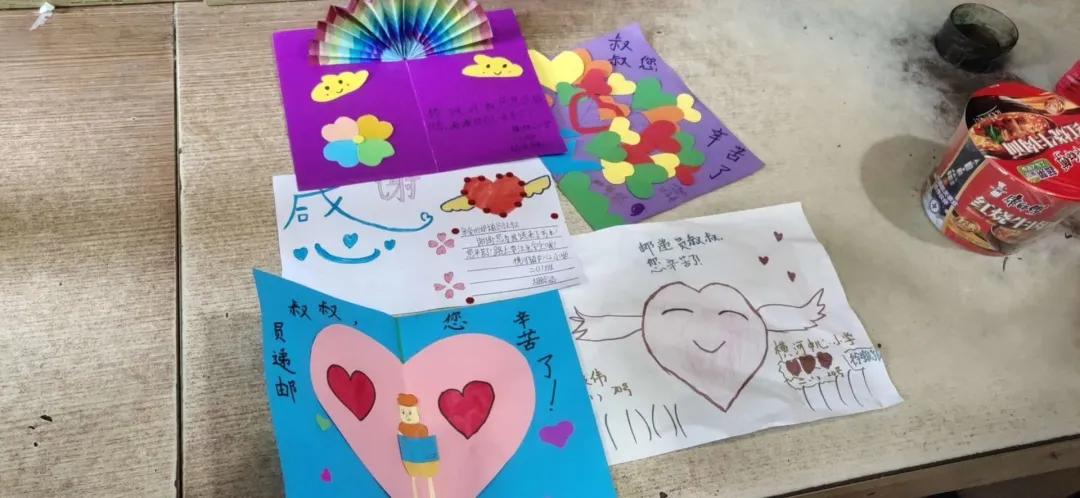 『中国邮政』“谢谢您，邮递员叔叔！”1200多万件教材由他们寄递