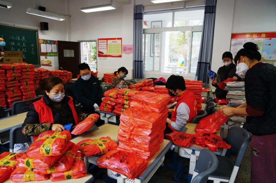 『中国邮政』“谢谢您，邮递员叔叔！”1200多万件教材由他们寄递