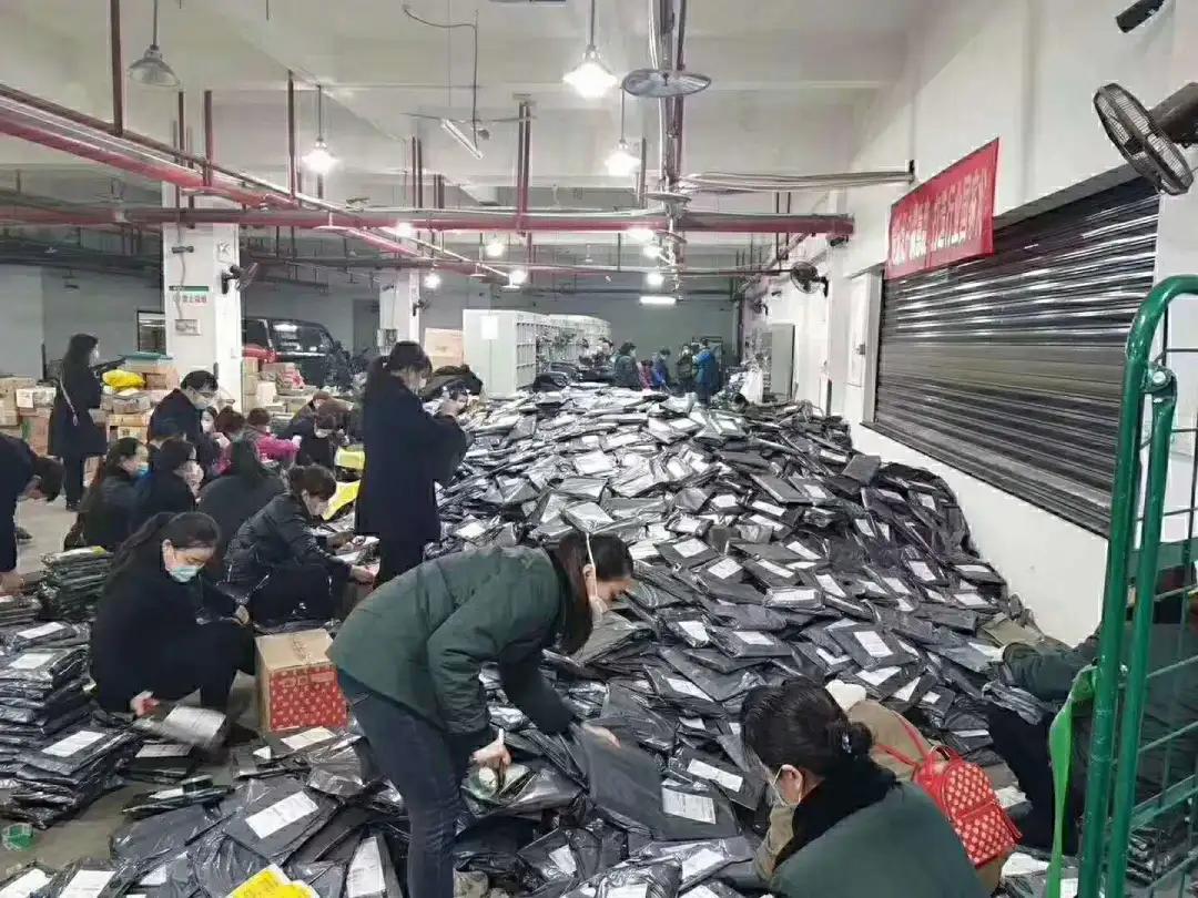 『中国邮政』“谢谢您，邮递员叔叔！”1200多万件教材由他们寄递