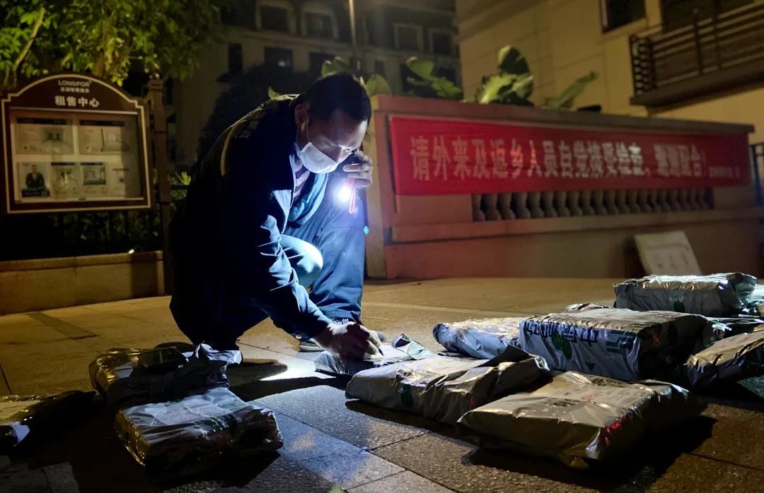 『中国邮政』“谢谢您，邮递员叔叔！”1200多万件教材由他们寄递