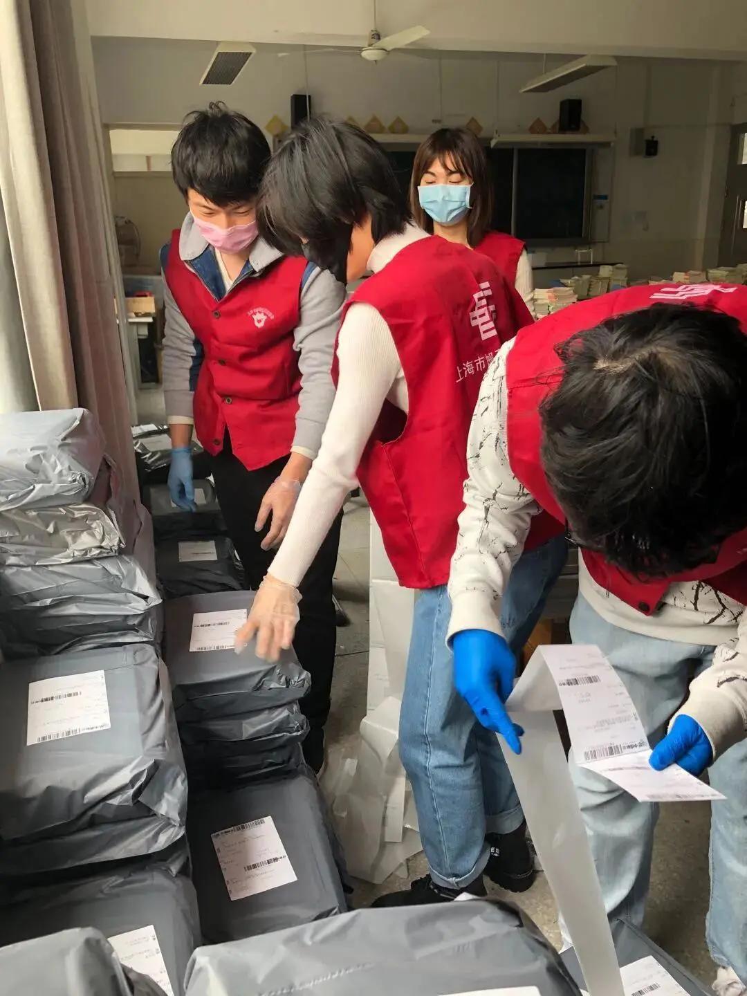『中国邮政』“谢谢您，邮递员叔叔！”1200多万件教材由他们寄递