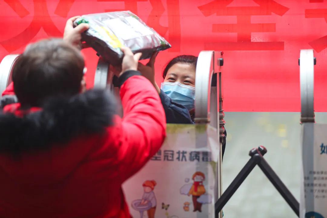『中国邮政』“谢谢您，邮递员叔叔！”1200多万件教材由他们寄递