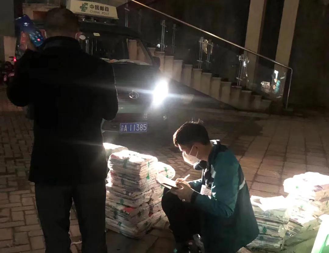 『中国邮政』“谢谢您，邮递员叔叔！”1200多万件教材由他们寄递