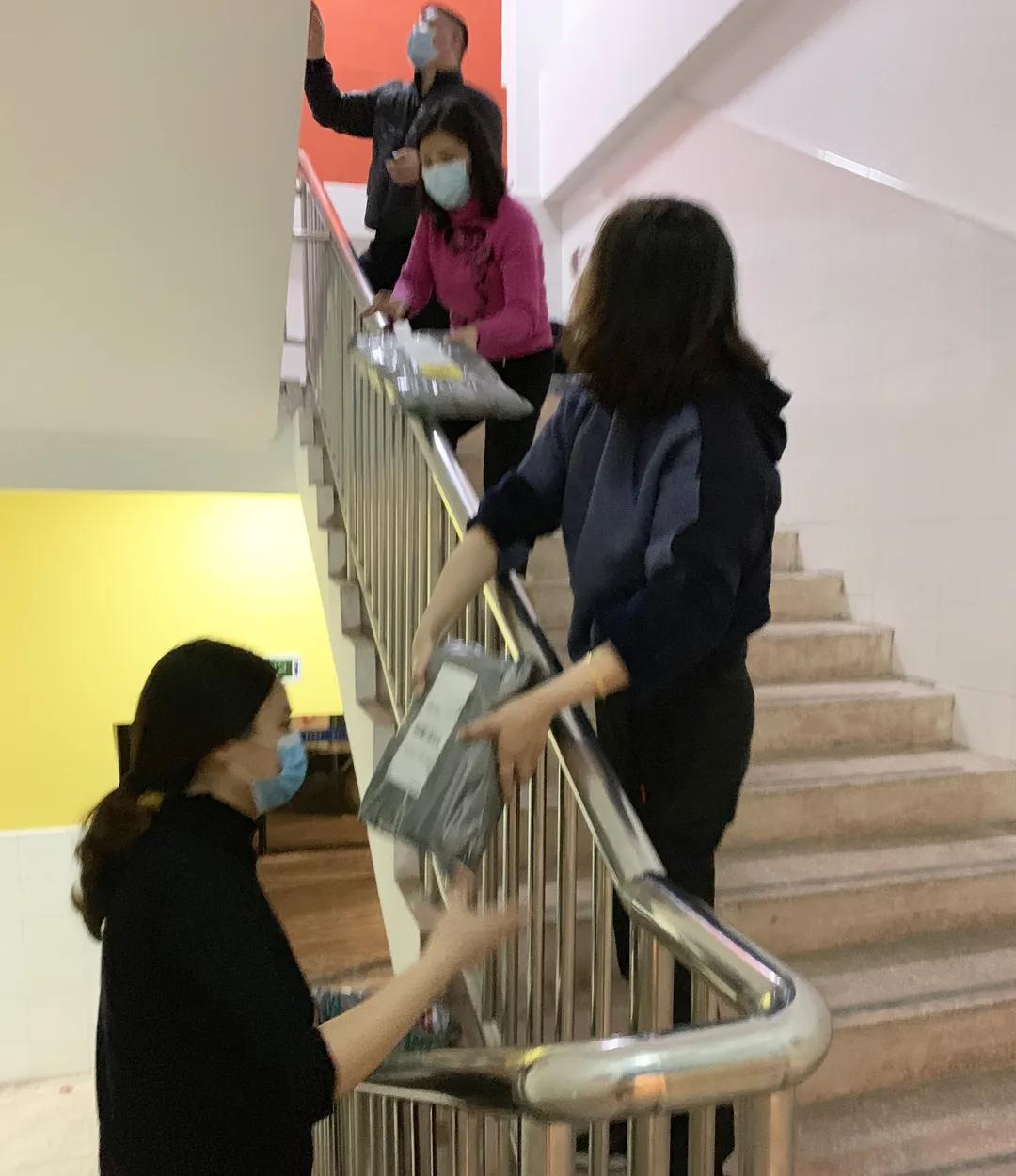 『中国邮政』“谢谢您，邮递员叔叔！”1200多万件教材由他们寄递