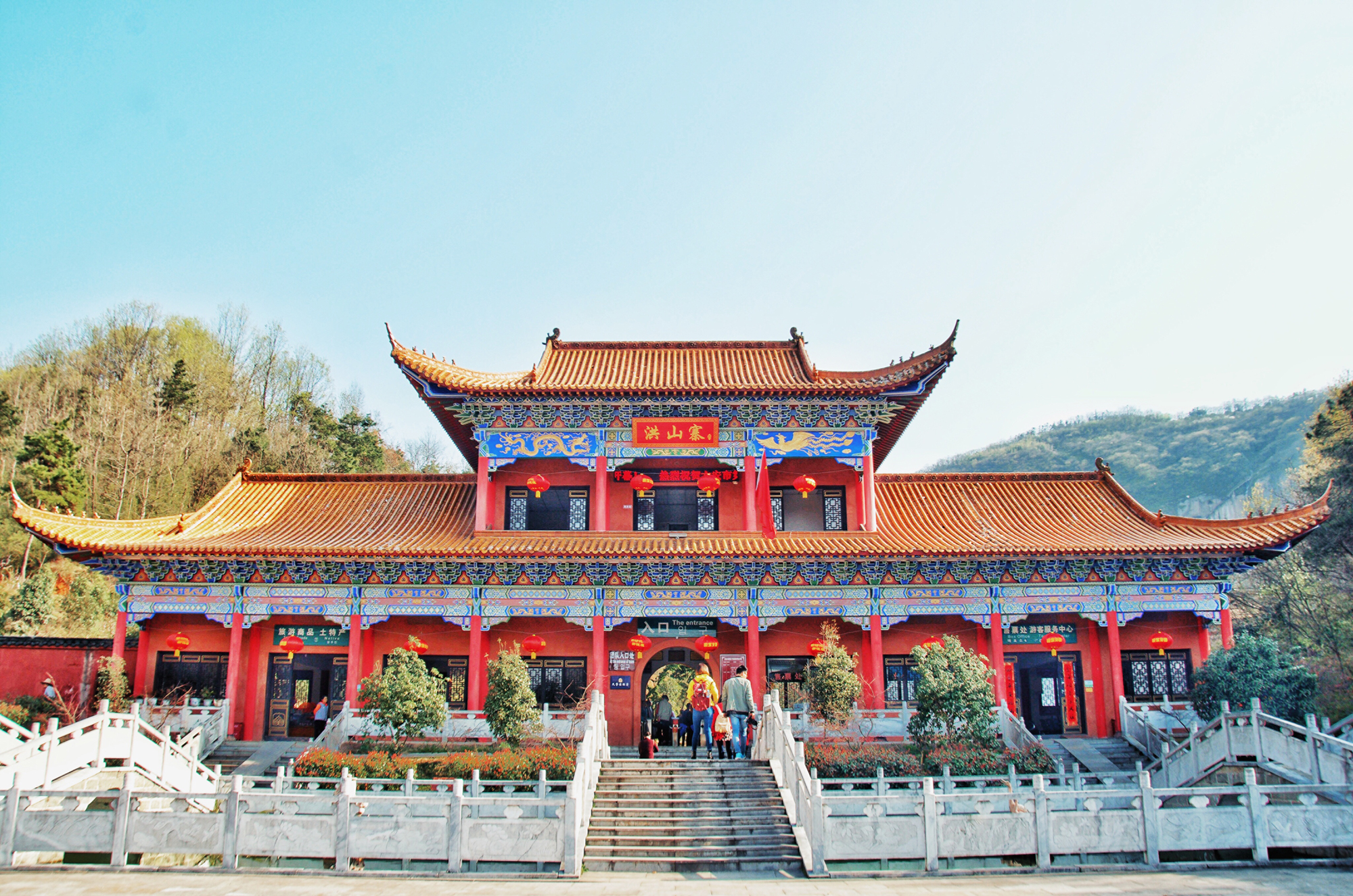 字不由得一惊,好似走进了电视剧中经常看到的土匪占山为王而建的山寨
